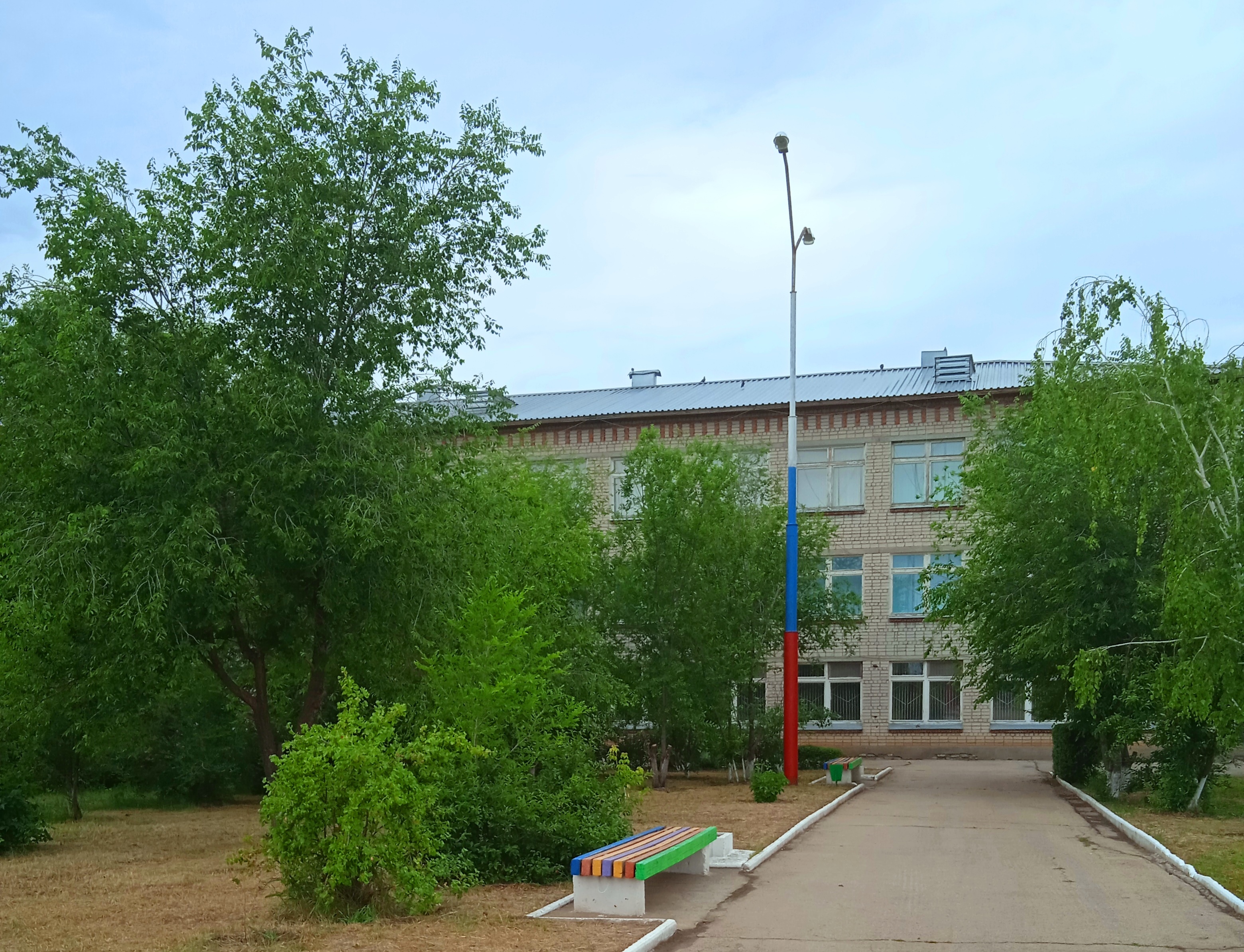 Здание школы п. Горный